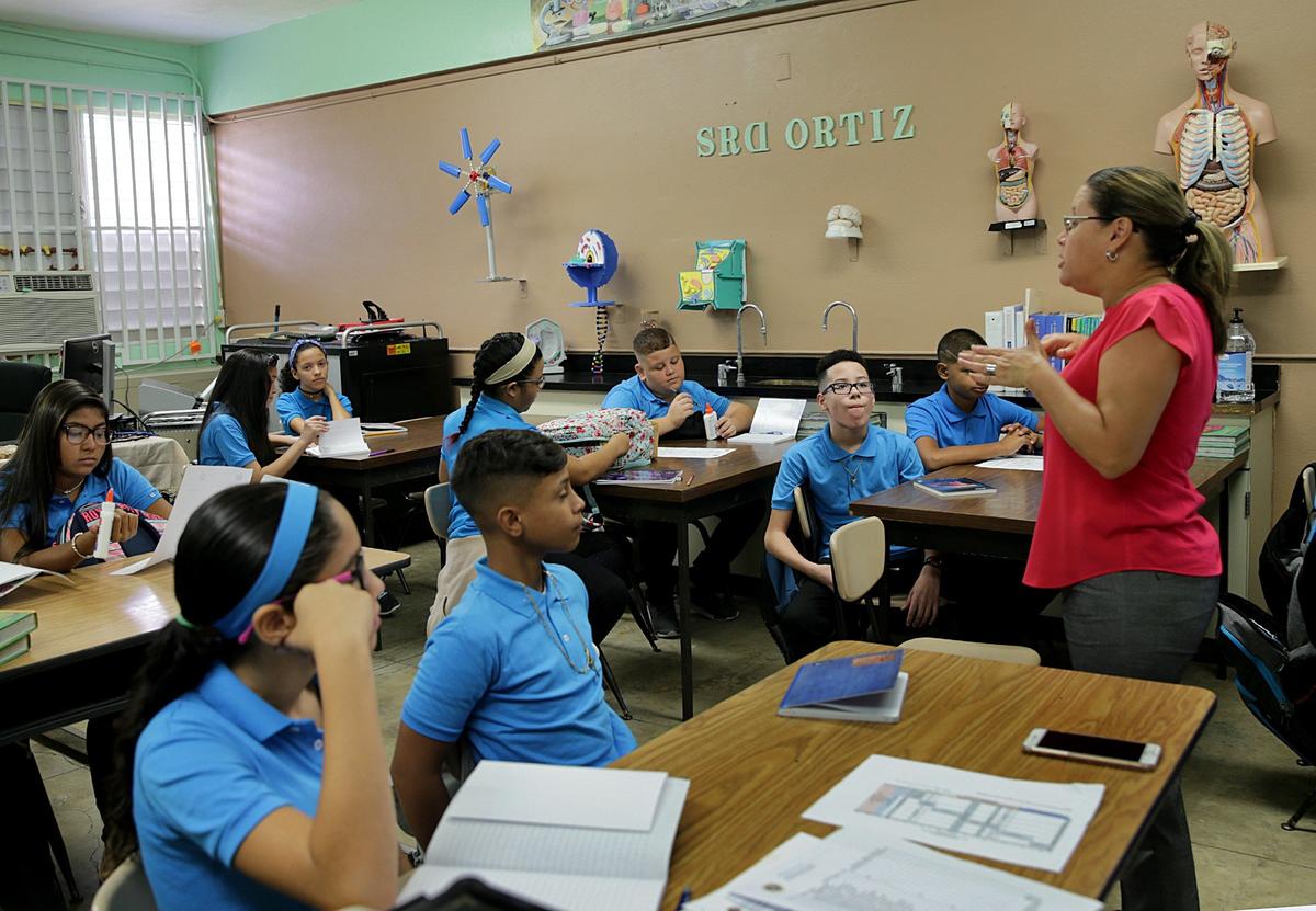 La asesora Isis Vega dio la bienvenida a los alumnos de séptimo grado en la escuela intermedia pública Rosa Costa Valdivieso, en la localidad puertorriqueña de Yabucoa, el primer día de clases, en una imagen del 13 de agosto del 2018.