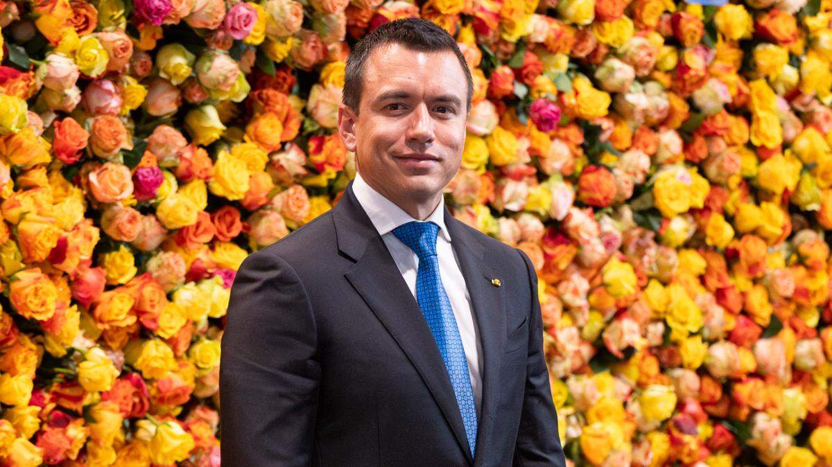 El presidente de Ecuador Daniel Noboa posa para una fotografía en el Pabellón de Ecuador en la Feria Internacional de Turismo denominada FITUR en los espacios expositivos de IFEMA en Madrid.