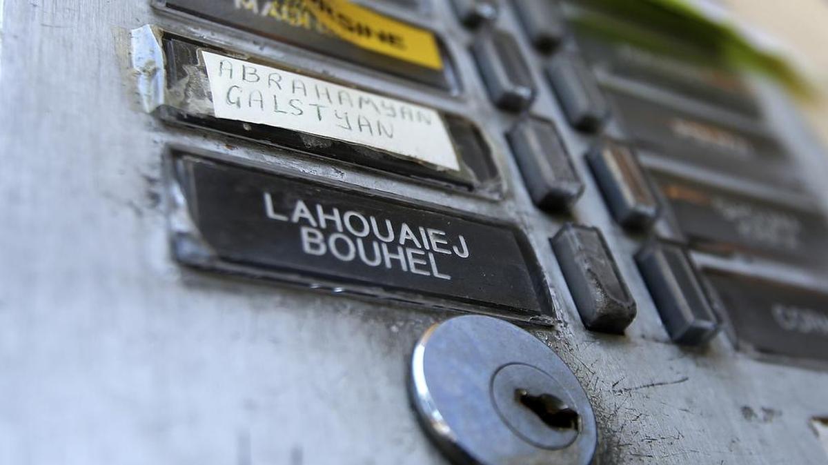 El timbre de los apartamentos de este edificio en Niza, Francia, muestra el nombre de uno de los presuntos agresores del atentado, Mohamed Lahouaiej Bouhlel, en esta foto tomada el 16 de julio del 2016. 