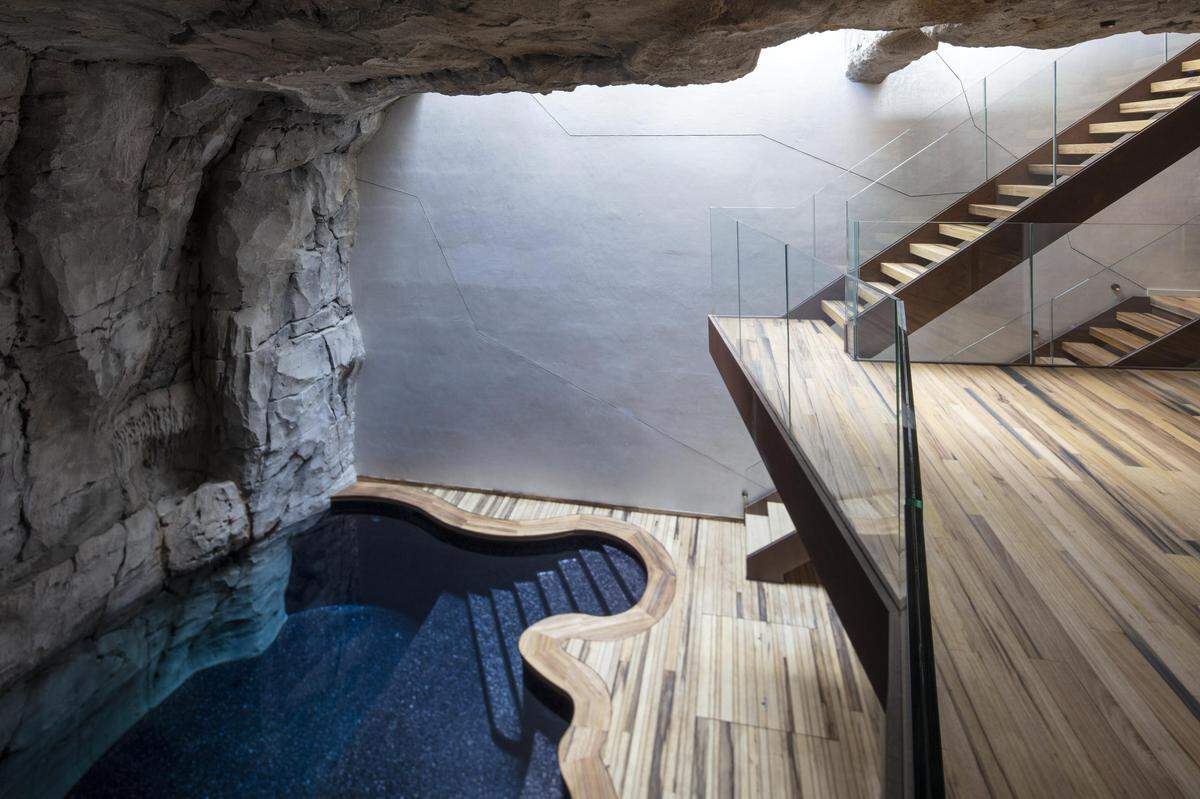 La planta baja de la “villa troglodita” diseñada por el arquitecto Jean-Pierre Lott y construida en el principado de Mónaco, está construida en la roca original vaciada por dentro. Sus plantas superiores están hechas de hormigón revestido de materiales con formas, textura y aspecto pétreos.