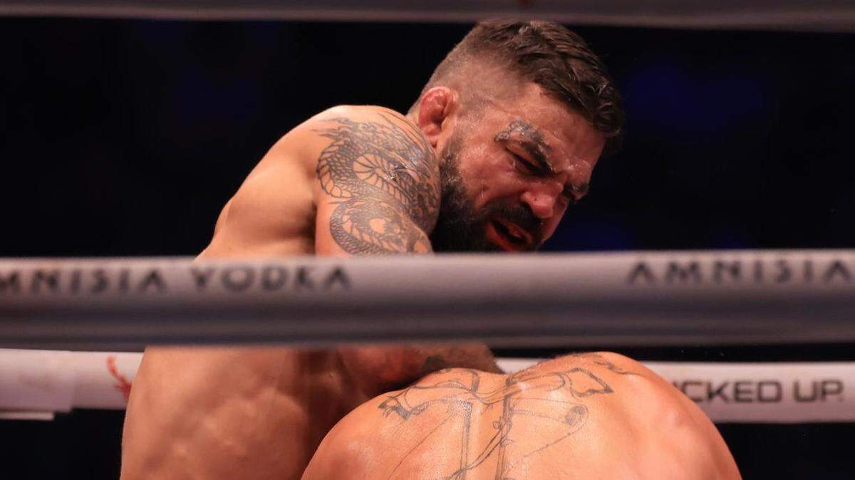 En una noche donde la violencia se convirtió en arte, Mike “Platinum’’ Perry demostró por qué es el rostro indiscutido del bare knuckle fighting championship al vencer a Jeremy Stephens con mucha brutalidad.