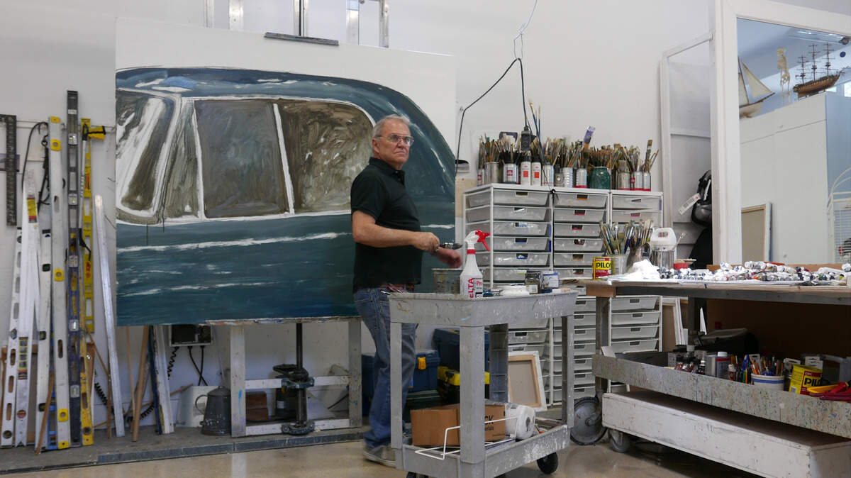 Julio Larraz en su estudio en Coral Gables, Miami, 2018.