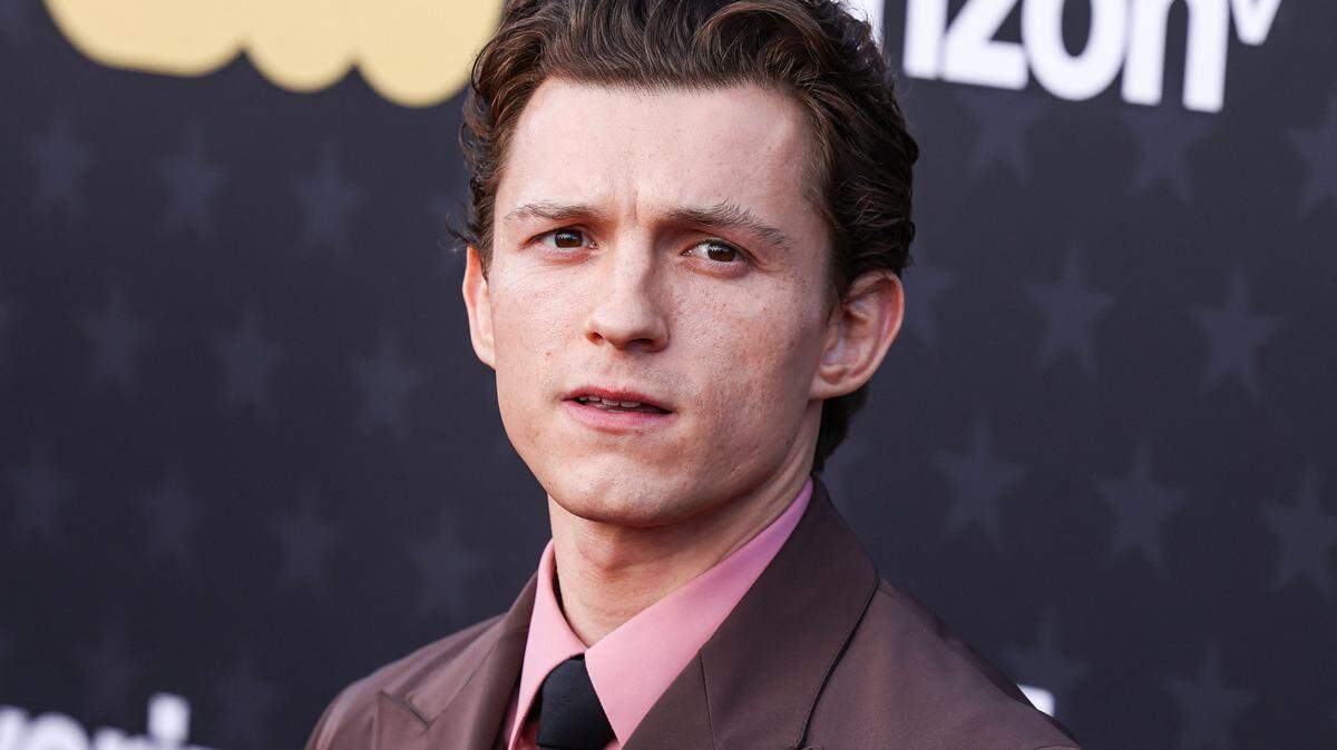 Tom Holland con atuendo de Prada llega a la 29ª edición de los Critics’ Choice Awards, celebrada en The Barker Hangar el 14 de enero de 2024 en Santa Mónica, Los Ángeles, California, Estados Unidos.