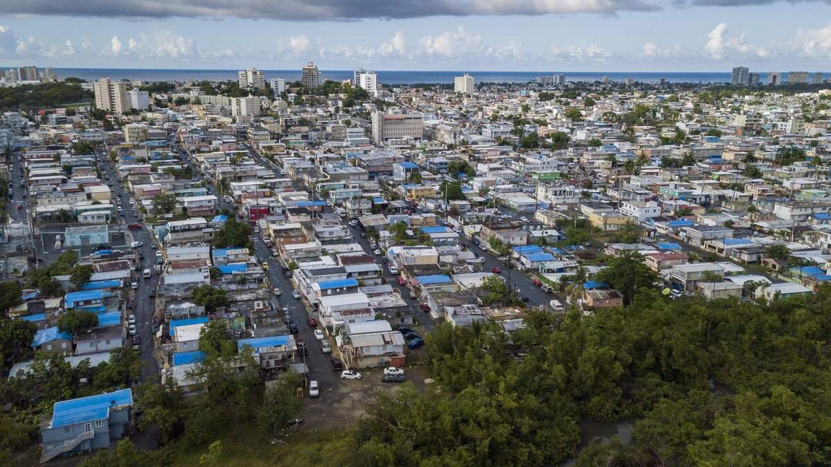 Muchas casas en las comunidades de Caño Martín Peña en San Juan, Puerto Rico, todavía no tienen techo fijo y tienen que protegerse con lonas un año después del huracán María.