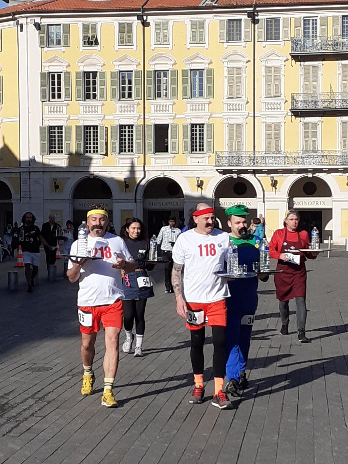 Una célebre carrera de “garçons de café” (mozos de café) se lleva a cabo, bandeja y copas en mano, a lo largo de las callejas del casco antiguo de la ciudad.