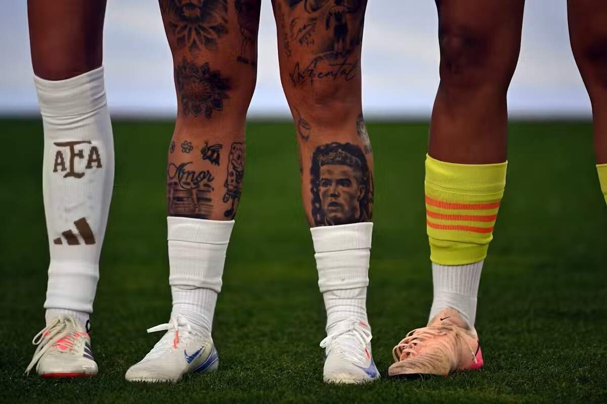 Un tatuaje del jugador portugués Cristiano Ronaldo en la pierna de la capitana de la selección femenina de Argentina, Yamila Rodríguez, antes de un partido contra Uruguay en Montevideo, Uruguay, el 28 de octubre de 2025.