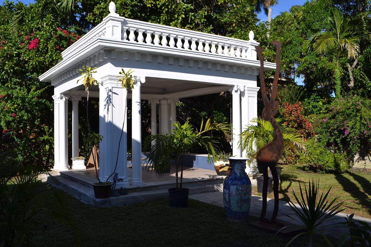 Pergola en los jardínes de Villa Paula, antiguo consulado cubano en Miami.