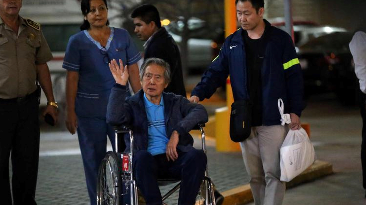 El ex presidente peruano Alberto Fujimori, acompañado de su hijo Kenji (der.) abandonó este jueves 4 de enero del 2018 la clínica Centenario de Lima en la que estuvo internado durante 12 días y tras haber sido indultado por el mandatario Pedro Pablo Kuczynski.  