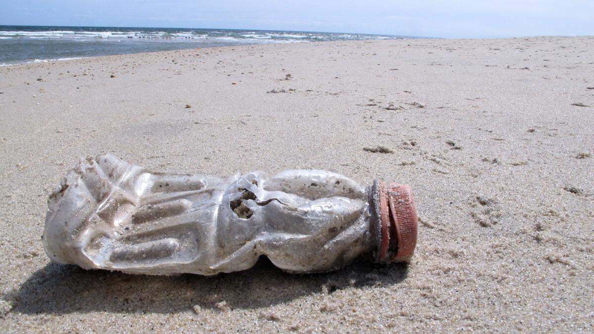Una botella de plástico desechada se encuentra en la playa de Sandy Hook, Nueva Jersey, el martes 2 de abril de 2019.