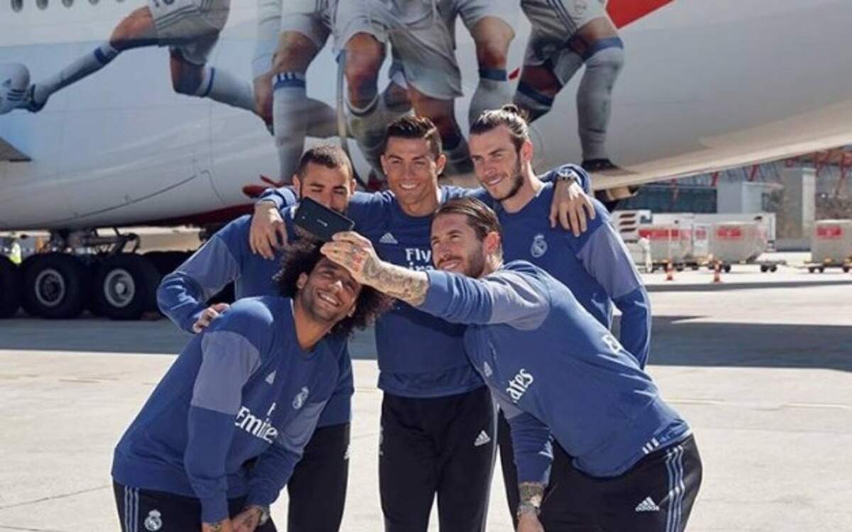 Los jugadores del Real Madrid Marcelo, Benzema, Cristiano Ronaldo, Gareth Bale y Sergio Ramos (de izq. a der.) posaron en el aeropuerto Adolfo Suárez Madrid-Barajas junto al avión A380 de Emirates, del que son imagen.
