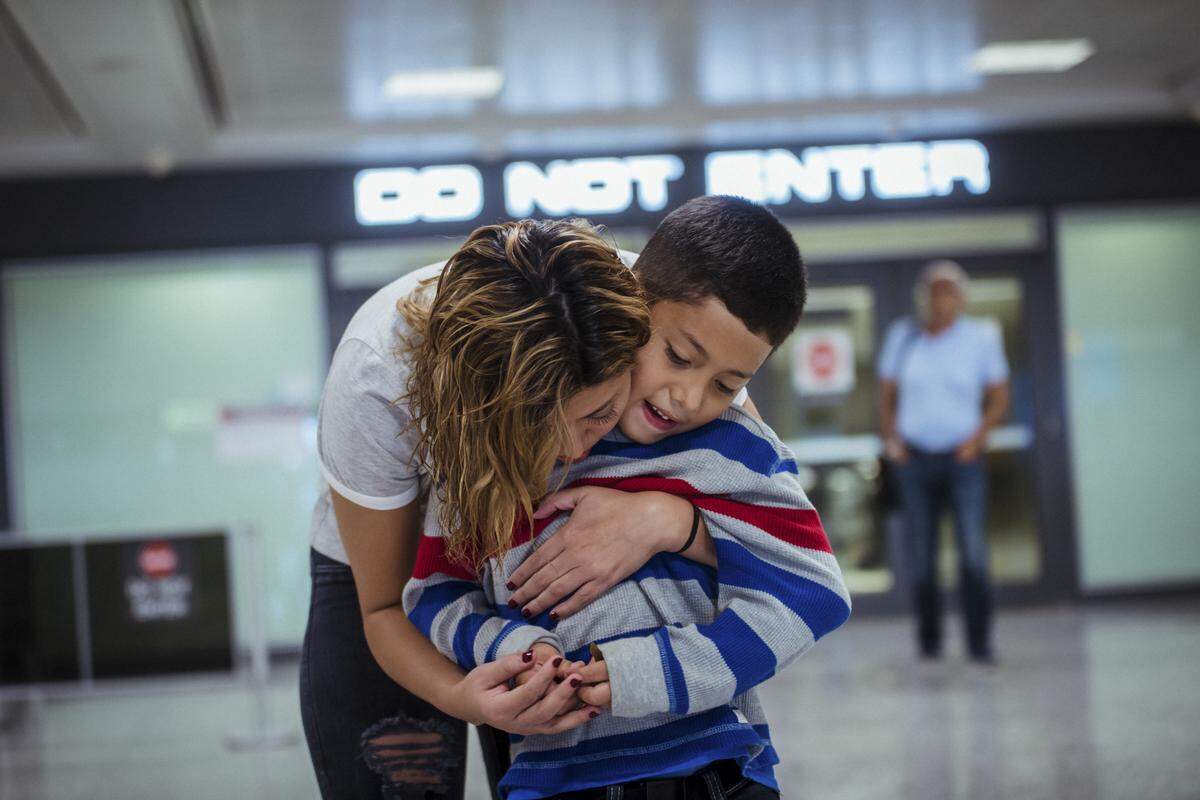 Brenda Garcia se reencuentra con su hijo de siete años, Kevin, en el aeropuerto de Washington Dulles International.