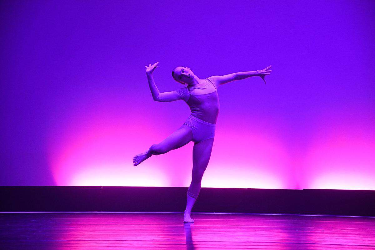 Brianna Campbell en “Forgetting Coda”, coreografía de Rachel Abelenda.