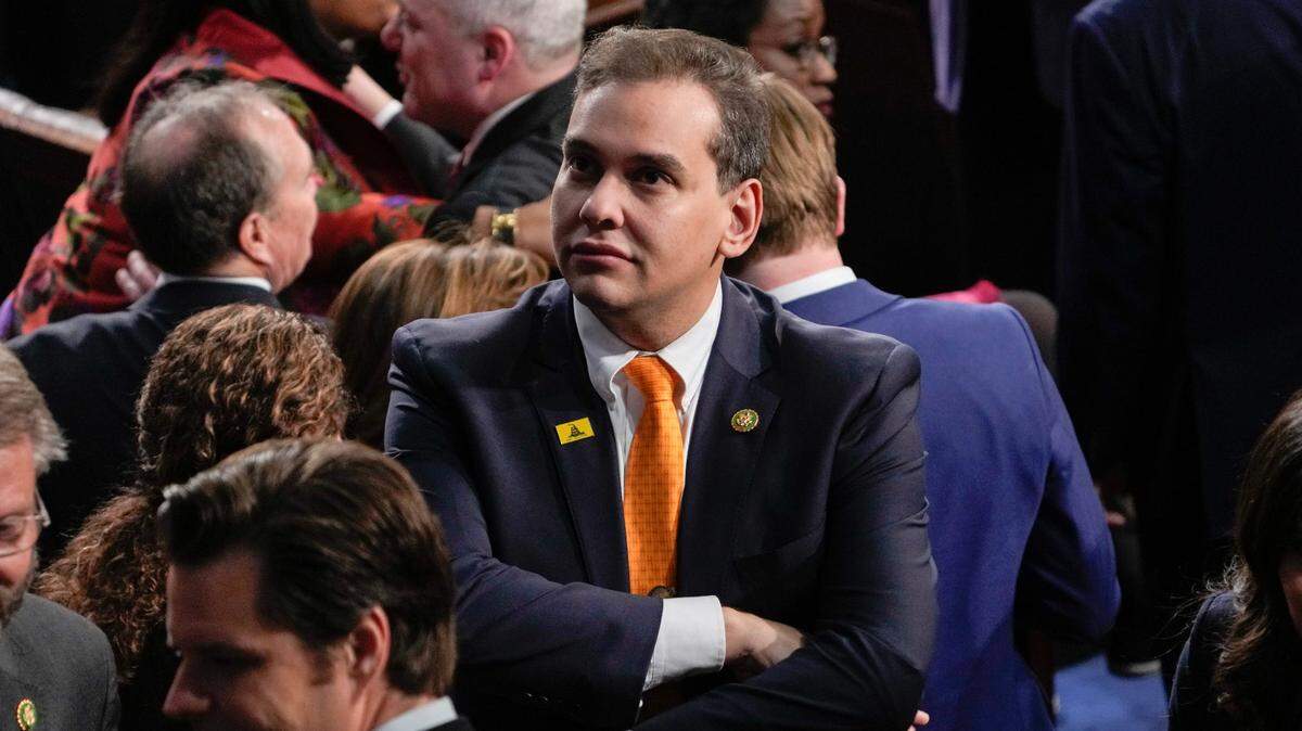George Santos, republicano por Nueva York, en la Cámara del Capitolio de los Estados Unidos antes de que el presidente Joe Biden llegue para el discurso sobre el Estado de la Unión en Washington.