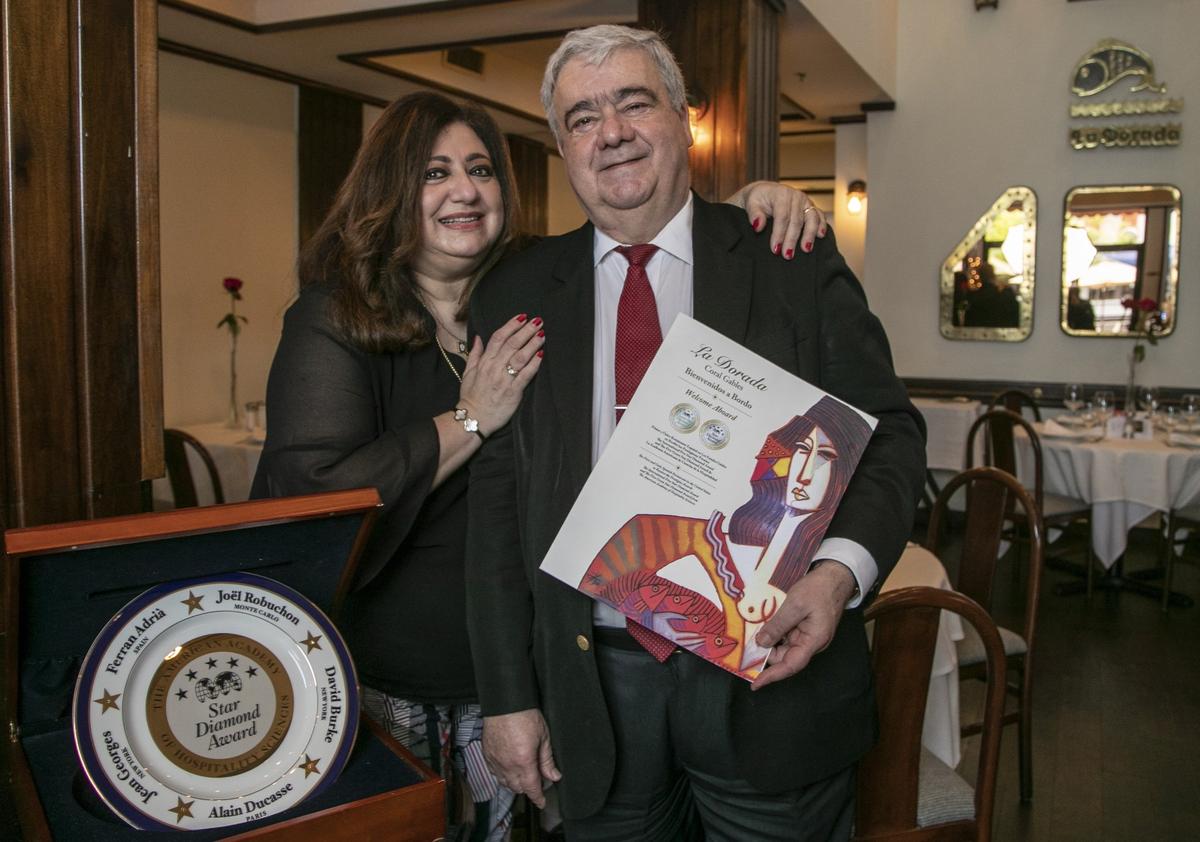 Lilly y Domingo Gándara, propietarios del restaurante La Dorada, en Coral Gables, en diciembre. El restaurante de cocina española cerrará a finales de septiembre debido a la crisis generada en los negocios por la pandemia.