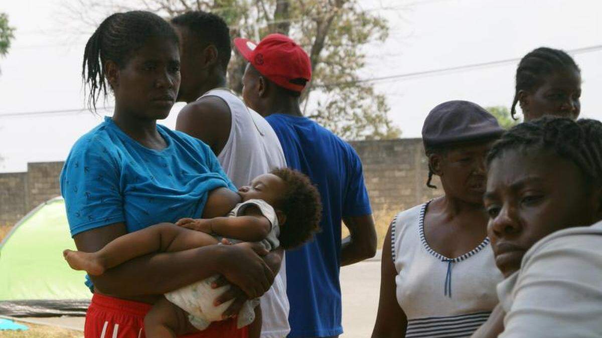 Ciudadanos del Congo esperan para recibir atención médica este sábado durante su estancia en el centro migratorio de la ciudad de Tapachula, México. Los miles de migrantes de diversas nacionalidades que esperan con ansia un salvoconducto que les permita cruzar México rumbo a Estados Unidos no temen al presidente Donald Trump y viven ajenos a las duras declaraciones del mandatario estadounidense.
