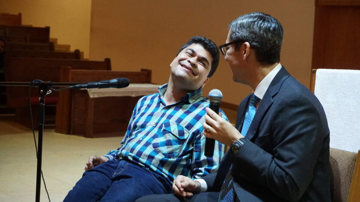 Instantes en que Jeison Aristizabal cuenta su espectacular historia mientras le hacen la traducción al inglés en su charla en la Parroquia St. Louis, en Pinecrest, el 17 de octubre del 2019.