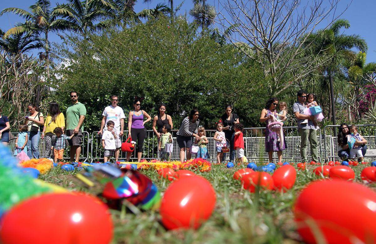 Lleve a sus hijos para el tradicional Easter Egg Hunt, en el Tamiami Lake Park.