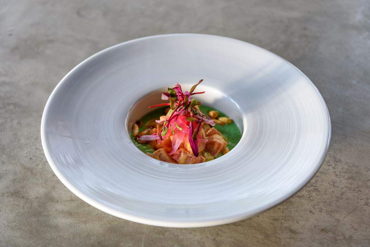 El chef Matteo Gritti presenta un menú especial para cenar con un primer plato de ceviche de salmón con ají amarillo y salsa de leche de coco, tomatillo verde y gazpacho de manzana verde.