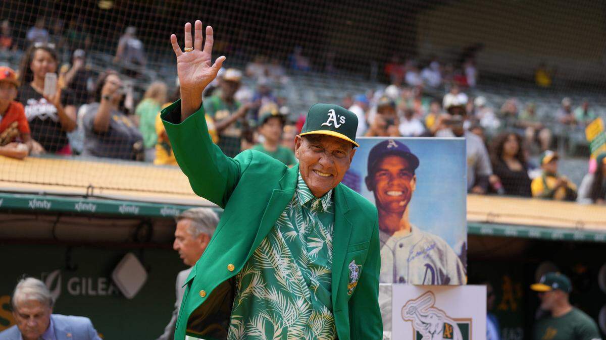 Bert Campaneris saluda tras ser presentado antes de un partido entre los Gigantes de San Francisco y los Atléticos, celebrado el 17 de agosto de 2024 en Oakland.