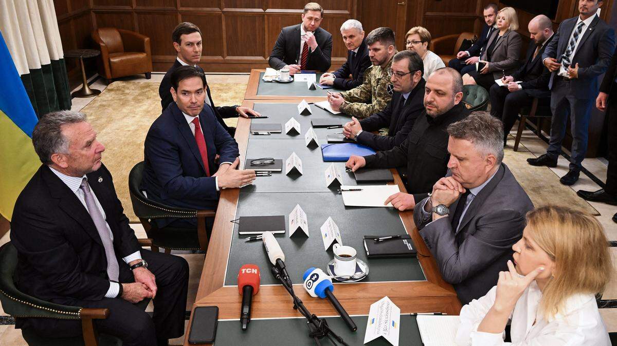 El secretario de Estado Marco Rubio (centro, izquierda) flanqueado por Steve Witkoff, enviado especial de la Casa Blanca y Jared Kushner habla en una reunión con funcionarios ucranianos encabezada por el secretario del Consejo de Seguridad Nacional y Defensa de Ucrania, Rustem Umerov (centro, derecha), en Hallandale Beach el pasado 30 de noviembre.