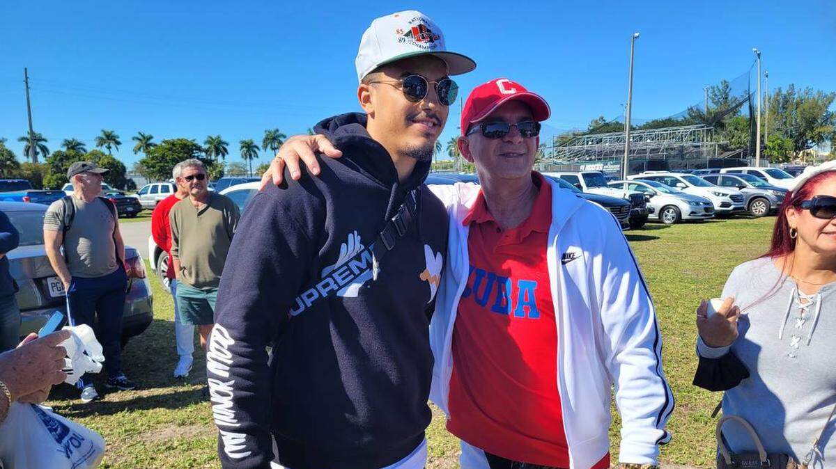 MIGUEL ANTONIO Vargas se toma una foto con un aficionado en el Juego de las Estrellas del 2022.