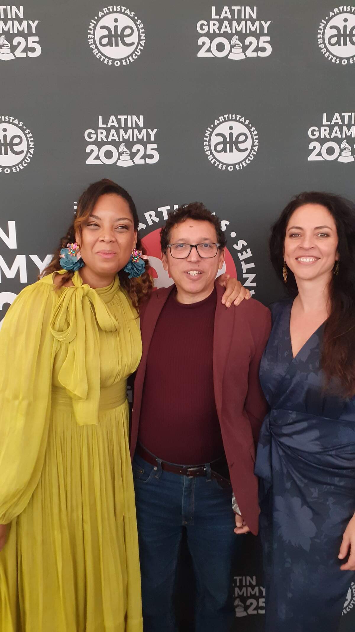 Las cantantes Glenda Vega y Lieta Molinet con el pianista Pepe Rivero.