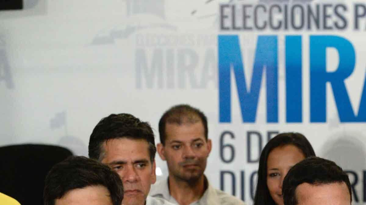 El líder opositor y gobernador del Estado Mirando, Henrique Capriles (c), durante una conferencia de prensa en Caracas, el 7 de diciembre. 