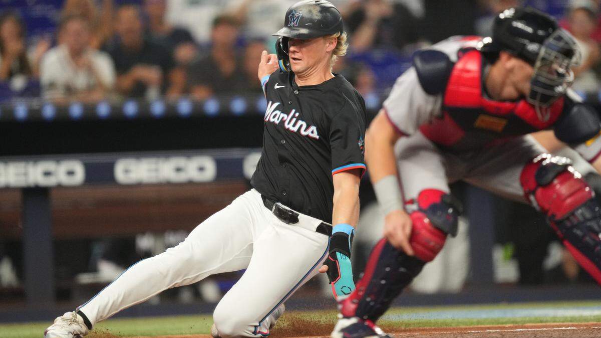 El jardinero izquierdo de los Marlins de Miami, Kyle Stowers (28), se desliza hasta el plato mientras el receptor de los Bravos de Atlanta, Sean Murphy (12), atrapa el tiro tardío en la segunda entrada en el LoanDepot Park, 20 de junio de 2025, en Miami, Florida.