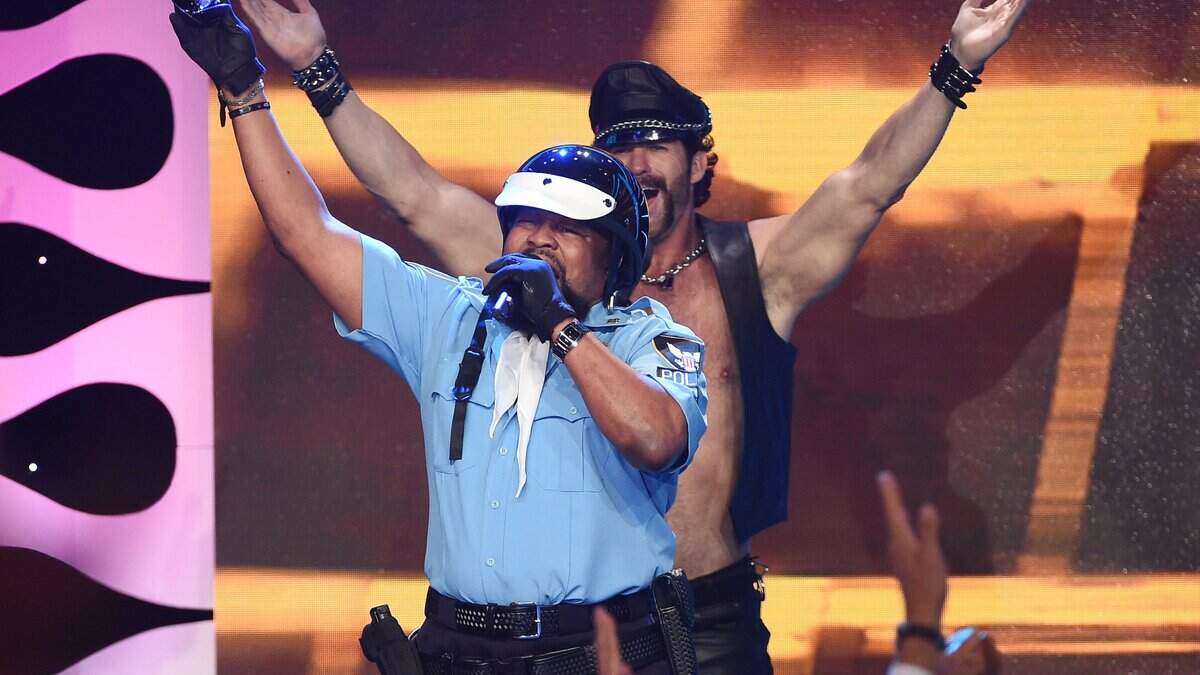 Victor Willis y Jeffrey Lippold, de Village People, en el escenario durante los Streamy Awards 2017 en el hotel The Beverly Hilton, el 26 de septiembre de 2017 en Beverly Hills, California.