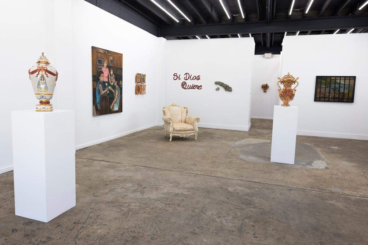 El sillón que preside la sala de la galería es de la abuela ya fallecida de Sarah y Samantha, como centro simbólico del origen familiar.