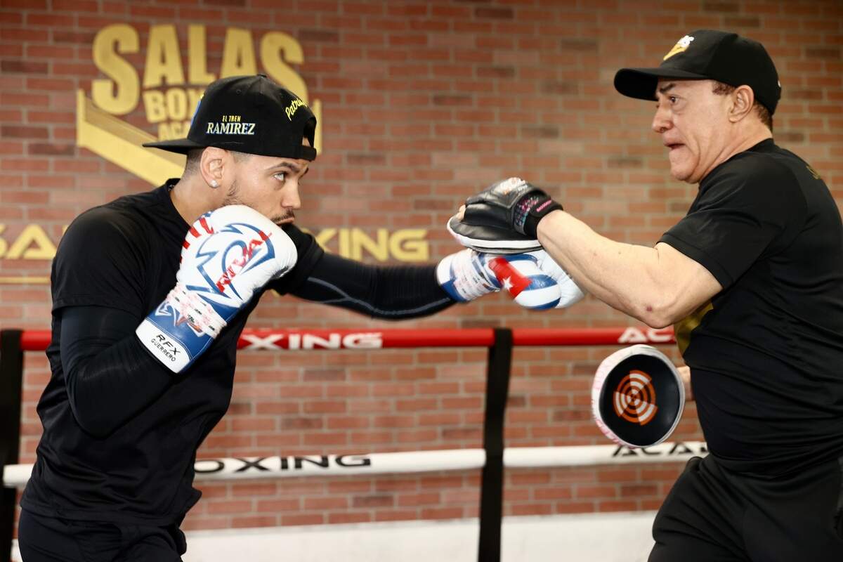 Robeisy Ramírez entrena con el profesor Ismael Salas.