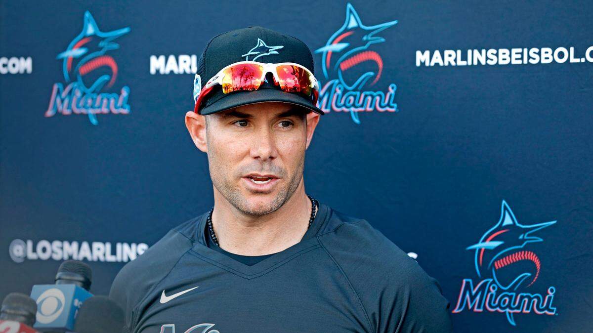 El manager de los Marlins Skip Schumaker habla con la prensa el 16 de febrero de 2023 en el Roger Dean Chevrolet Stadium in Jupiter, Florida.