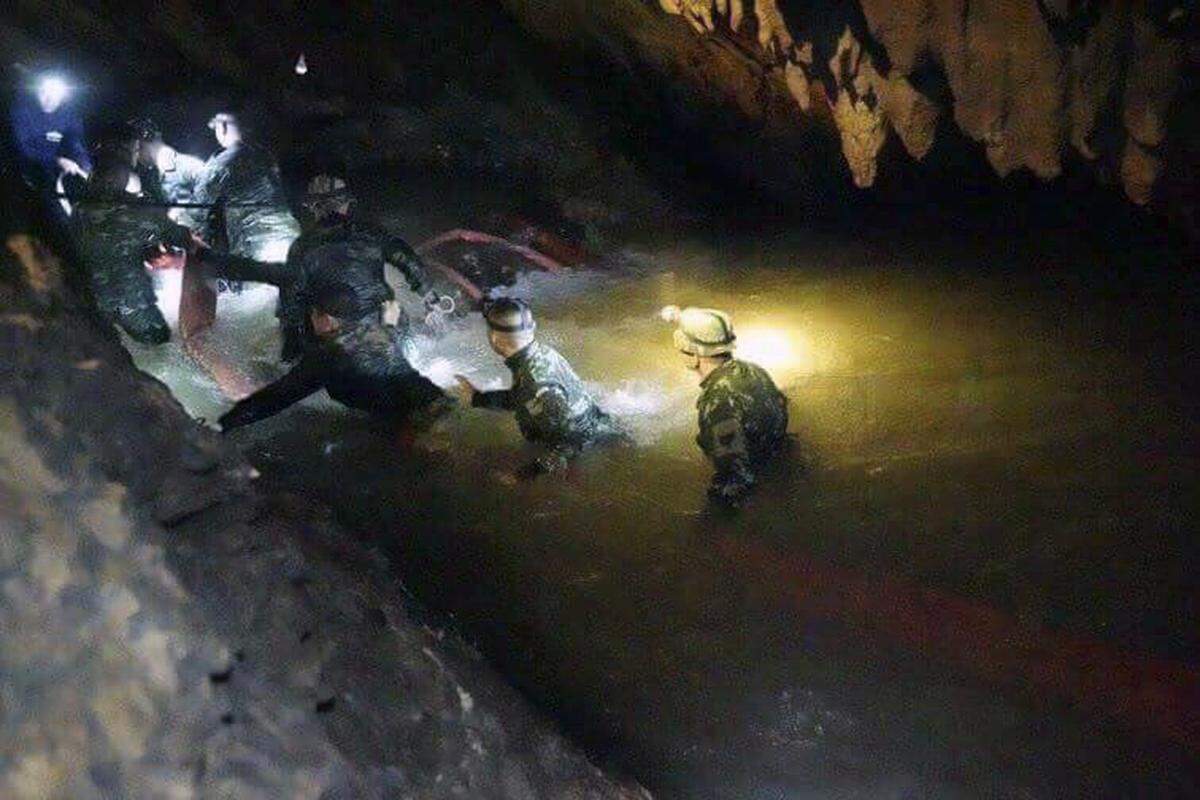 En esta foto, equipos de rescate tailandeses caminan dentro del complejo de cuevas donde desaparecieron 12 niños y su entrenador de fútbol, en Mae Sai, el norte de Tailandia, el lunes 2 de julio de 2018.