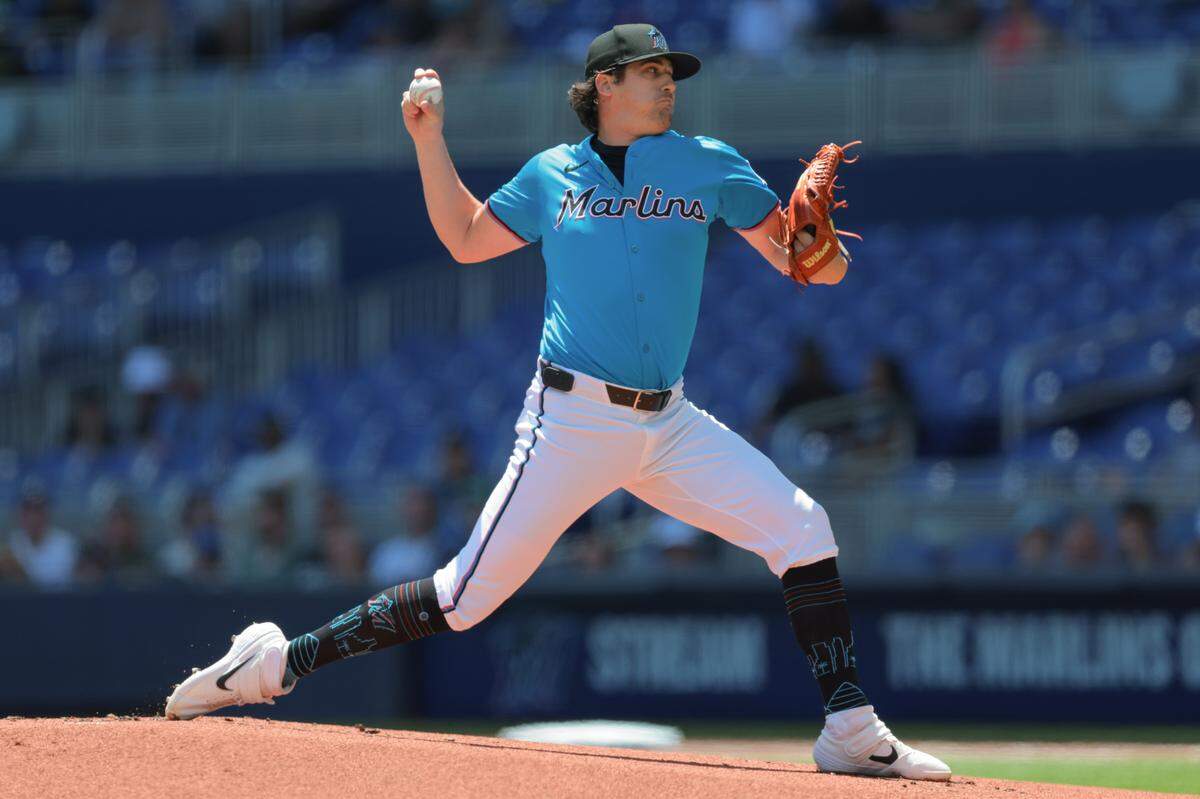 El abridor de los Marlins Cal Quantrill lanza en el primer inning del partido ante los Nacionales de Washington, celebrado el 13 de abril de 2025 en Miami.