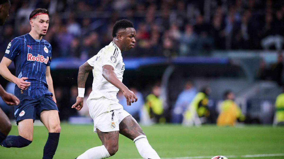El delantero del Real Madrid Vinicius Jr. anota un gol ante al Salzburgo, en el partido celebrado el 22 de enero de 2025 en el Estadio Santiago Bernabéu de la capital española.