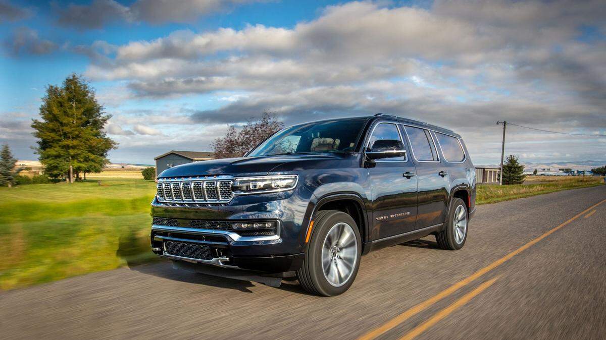 El Jeep Grand Wagoneer del 2025 es grande y potente, tanto como para llevar por cualquier terreno y con comodidad a ocho pasajeros con su equipaje a la vez que tira de un remolque.