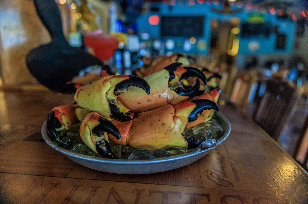Cangrejos moros en exhibición para marcar la apertura de la temporada en el restaurante Catch of the Day en Miami.