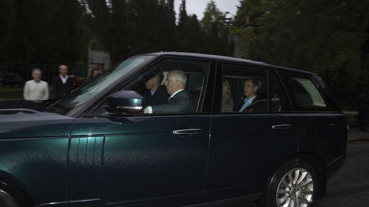 El príncipe Guillermo de Gran Bretaña conduce un automóvil que transporta al príncipe Andrés, al príncipe Eduardo y a Sofía, condesa de Wessex, a Balmoral en Escocia, el jueves 8 de septiembre de 2022.  (Andrew Milligan/PA vía AP)