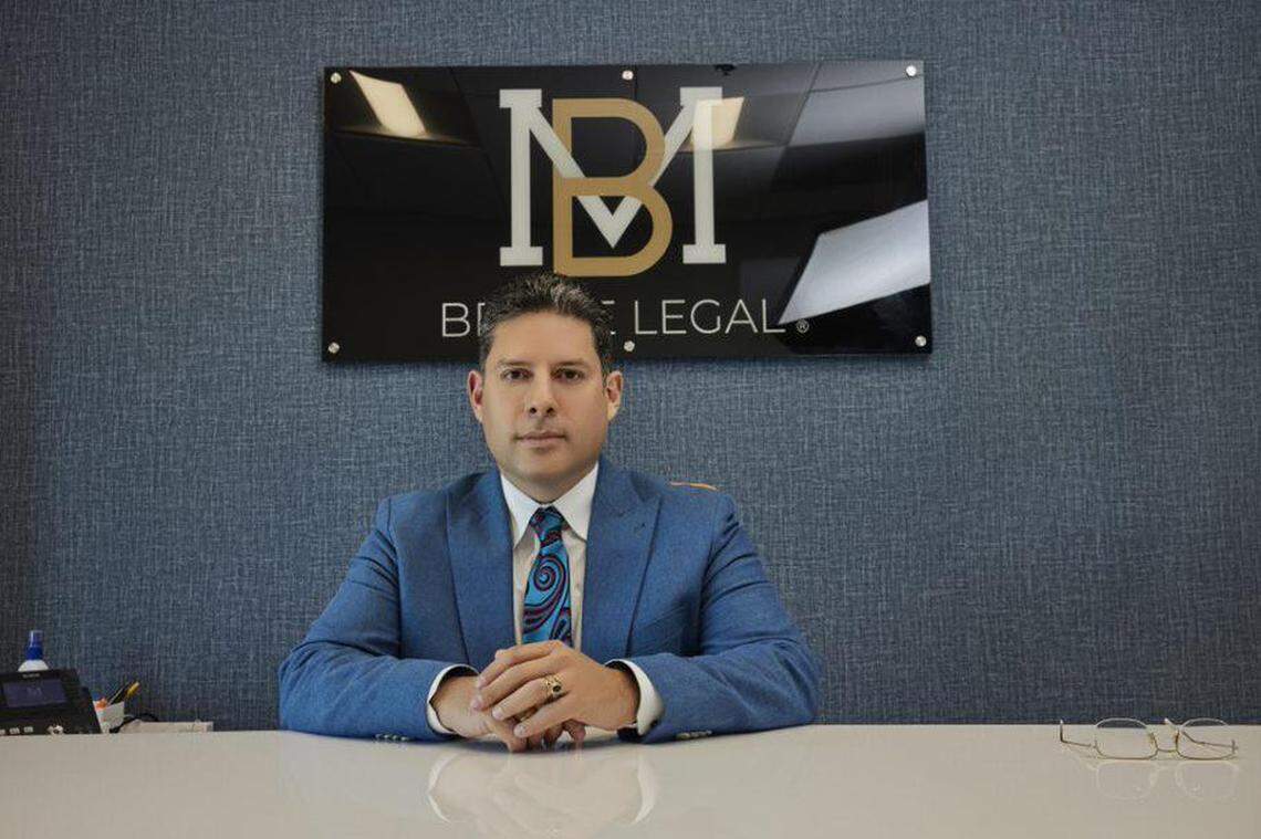Héctor Benítez Cañas es abogado de inmigración en Miami. Su firma Benme Legal se dedica a la práctica exclusiva de la Ley de Inmigración. https://www.benmelegal.org/.