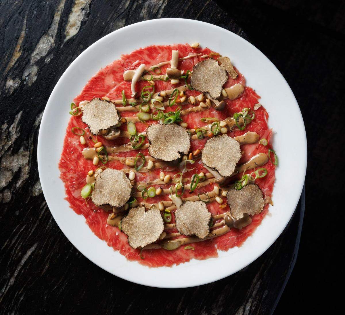 Carpaccio de wagyu con piñones y champiñones es el aperitivo más popular en Sparrow Italia en Wynwood.