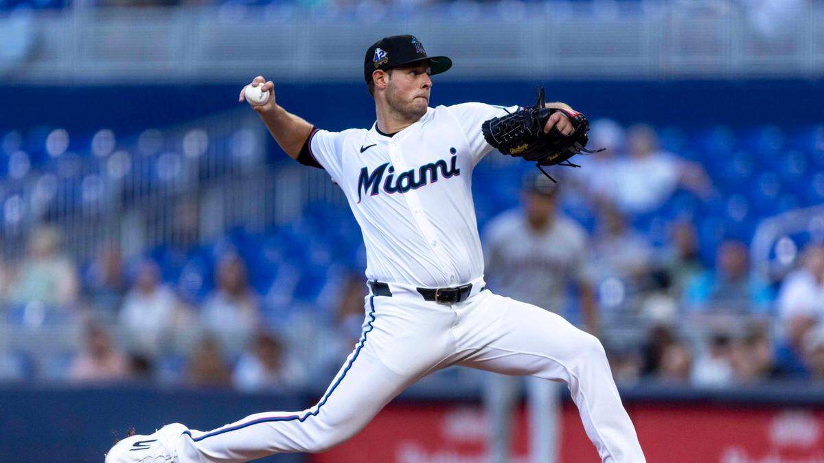 El abridor de los Marlins Connor Gillispie lanza en el primer inning del partido de los Diamondbacks de Arizona, celebrado el 15 de abril de 2025 en Miami.