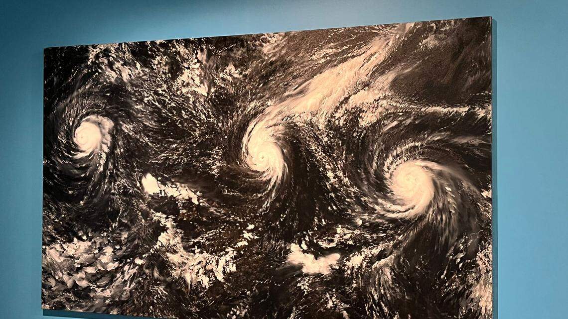 'Kilo, Ignacio y Jimena', 2022, óleo sobre lienzo, 59.06 x 59.06 pulgadas (150 x 250 cm.)