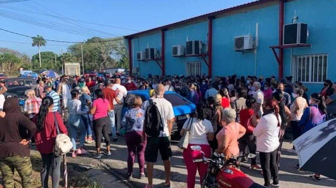 Peleas y filas interminables por comida: arrecia la escasez en Cuba, que sigue casi cerrada