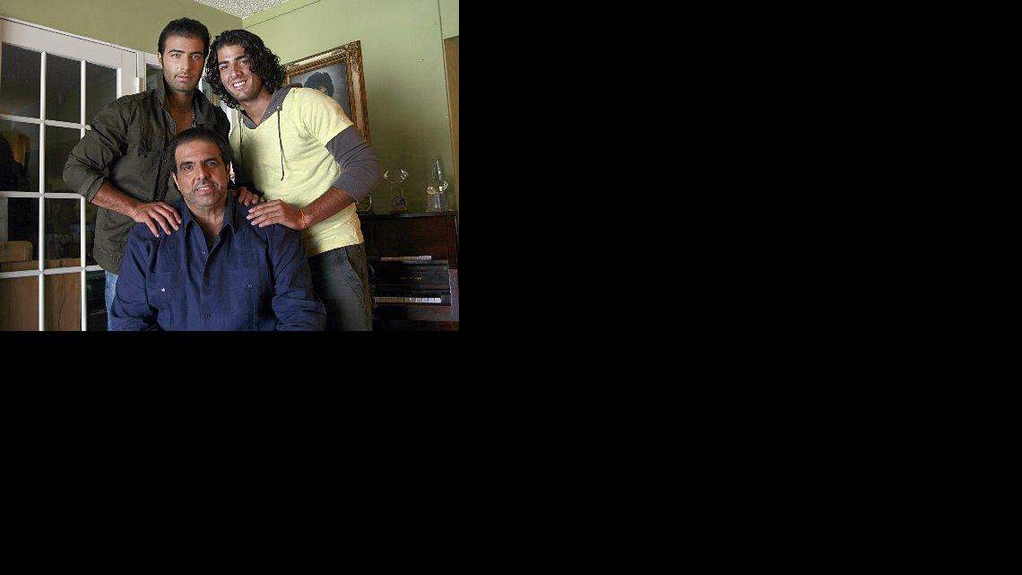Heriberto Canela (centro), con sus dos hijos, el actor Jen Carlos (izq.) y Jason Canela.