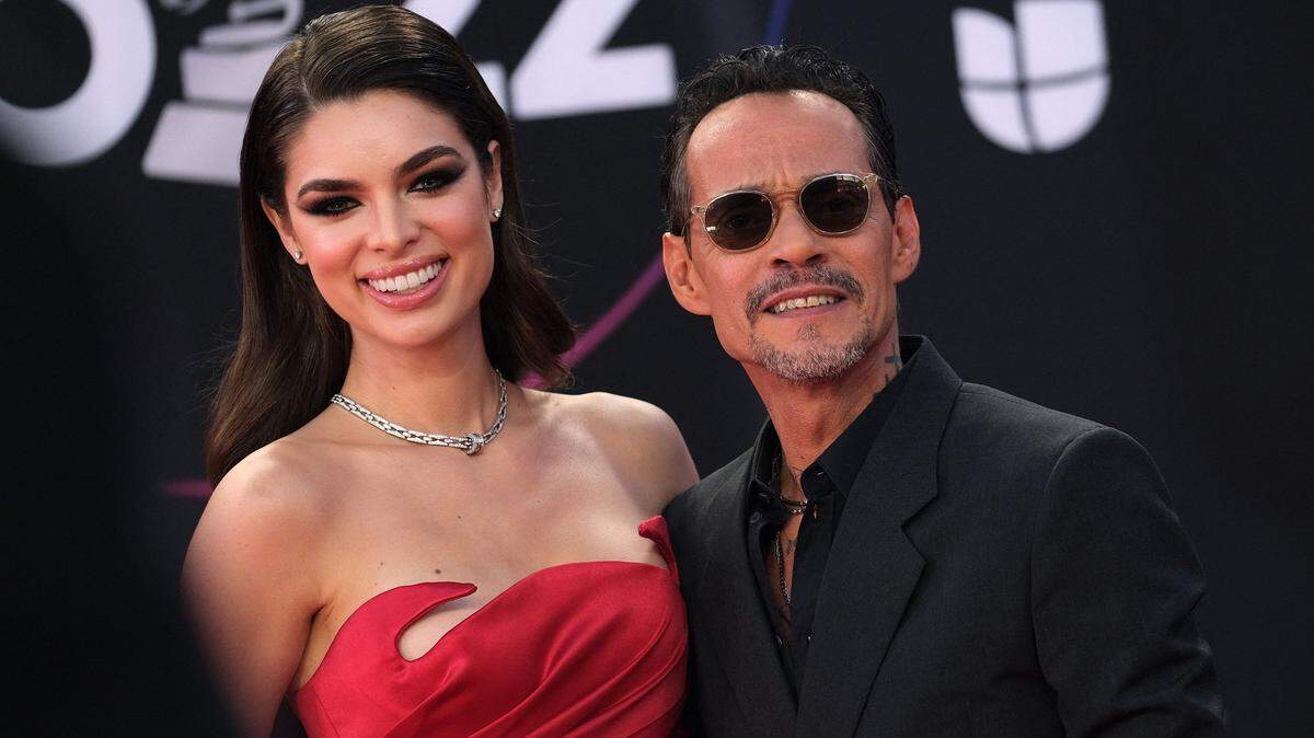 El cantante Marc Anthony, a la derecha, y la modelo paraguaya Nadia Ferreira llegan a la 23ª edición anual de los premios Latin Grammy en el Michelob Ultra Arena del Mandalay Bay, en Las Vegas, el 17 de noviembre de 2022.