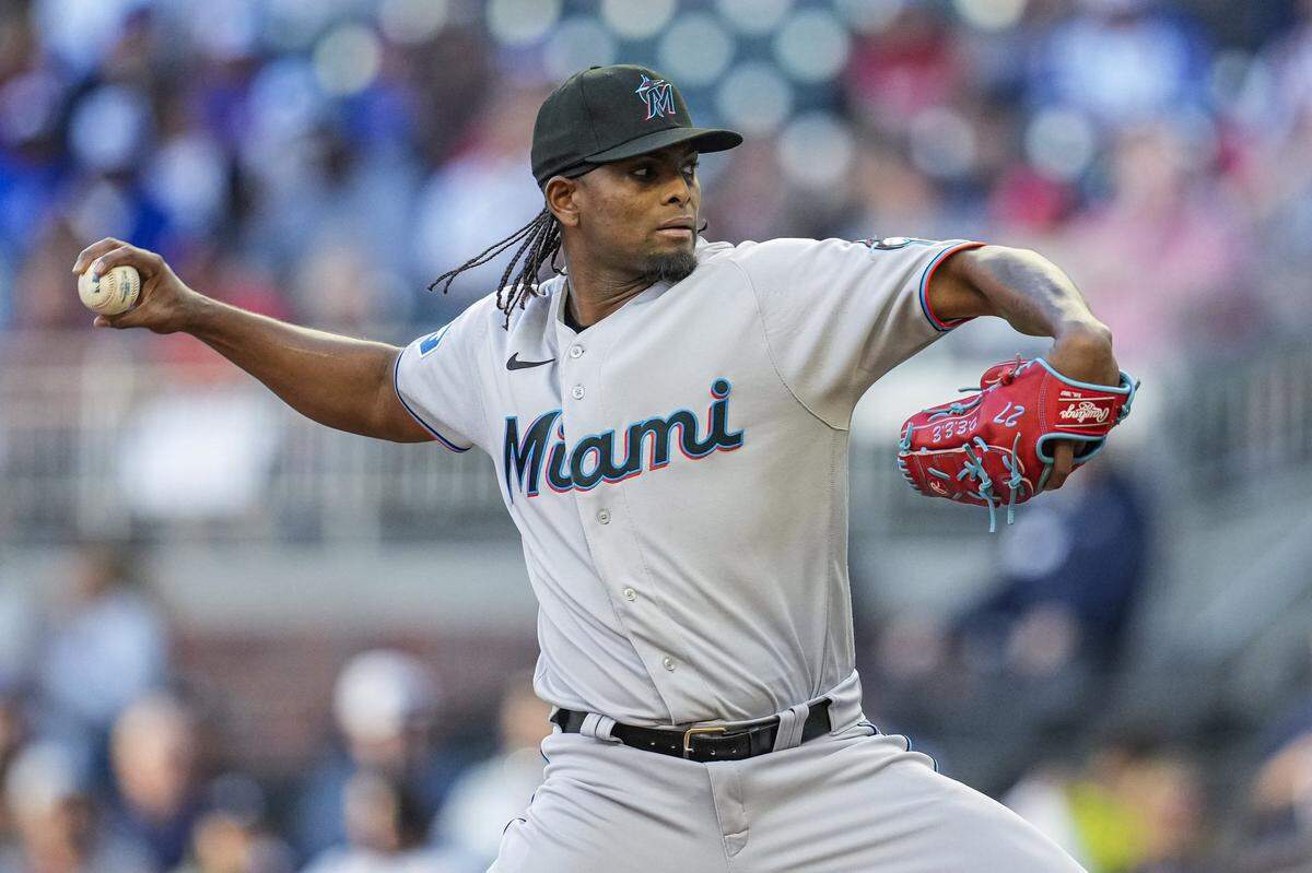 El abridor de los Marlins Edward Cabrera lanza en el primer inning del partido ante los Bravos, celebrado el 24 de abril de 2023 en Atlanta.