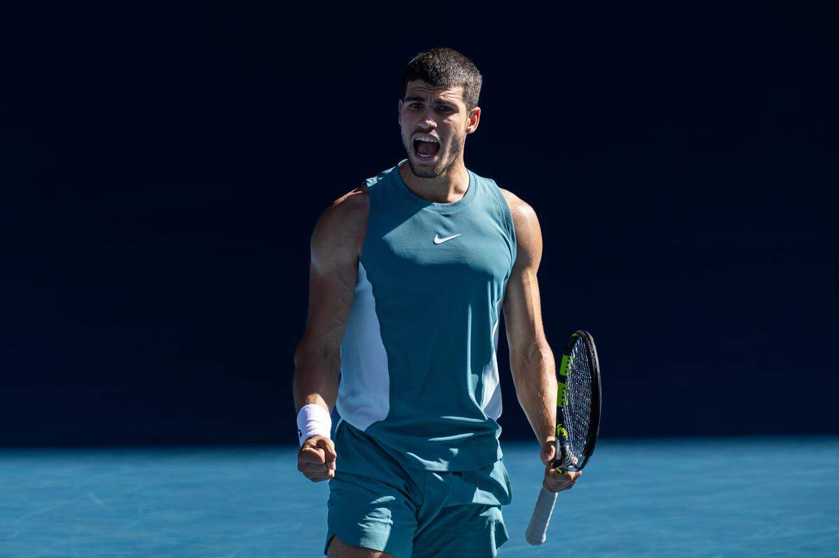 El español Carlos Alcaraz reacciona tras vencer 7-5, 6-1 al británico Jack Draper, quien abandonó por molestias físicas al inicio del tercer set.