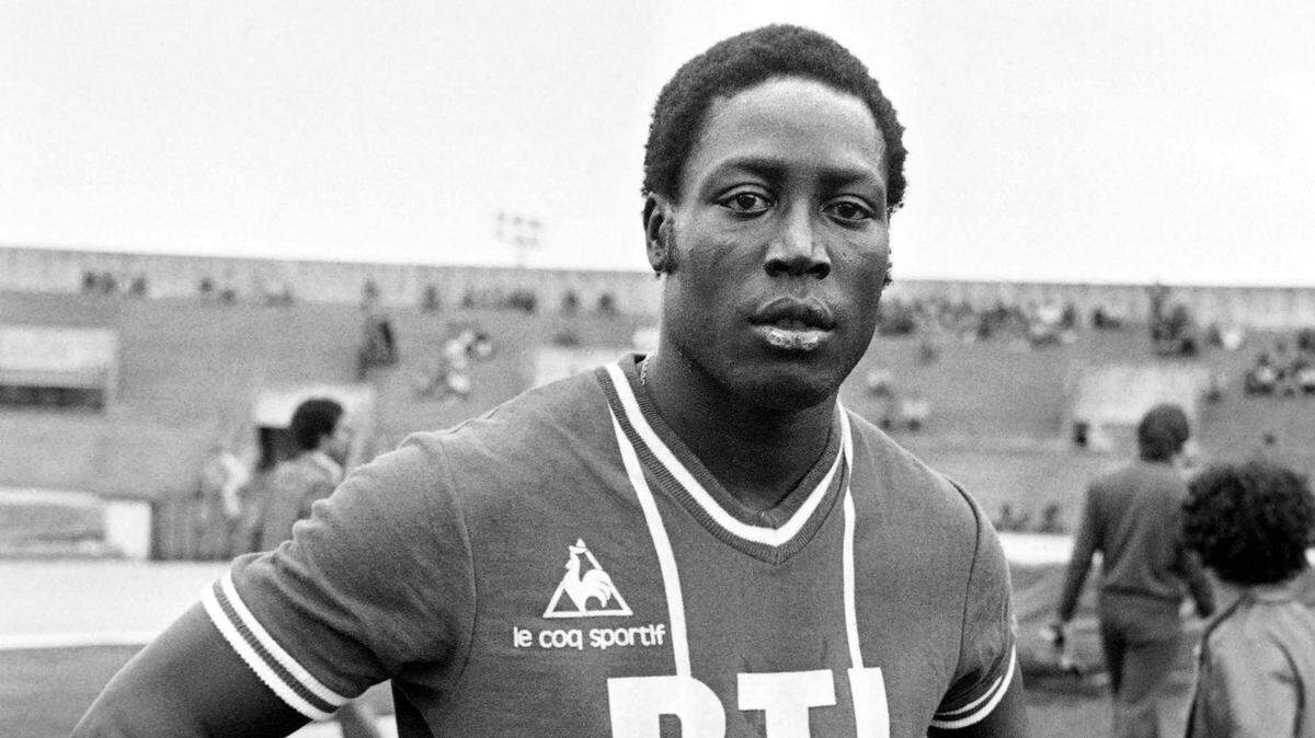 Jean-Pierre Adams (Senegal, 1948), apodado como ‘La Roca Negra’, llegó en 1958 a Francia, donde doce años después comenzó su carrera como futbolista profesional. Militó tres años en el Olimpique de Nîmes (1970-73) y cuatro en el Niza (1973-77) antes de dar el gran salto de su carrera: el fichaje por el PSG, donde jugó 2 temporadas (1977-79).