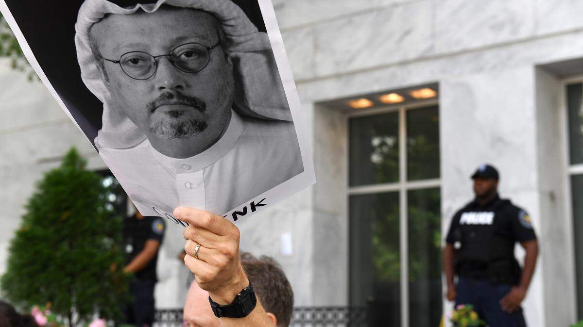 Un manifestante muestra una pancarta con la foto del periodista Jamal Khashoggi durante una protesta en las afueras de la embajada de Arabia Saudí el 10 de octubre del 2018.