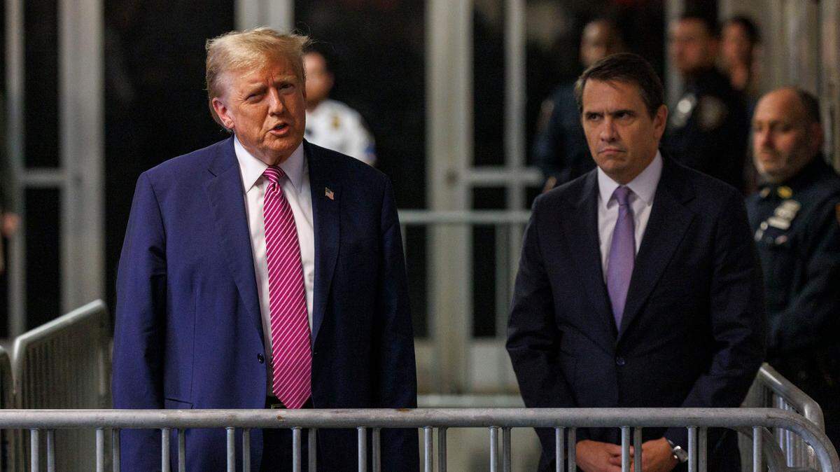 El expresidente Donald Trump da declaraciones a la prensa después de salir de un Tribunal de Manhattan, Nueva York, el viernes 19 de abril de 2024. Trump fue acusado de hacer pagos ilegales a una actriz porno para que no contara una supuesta relación sexual.